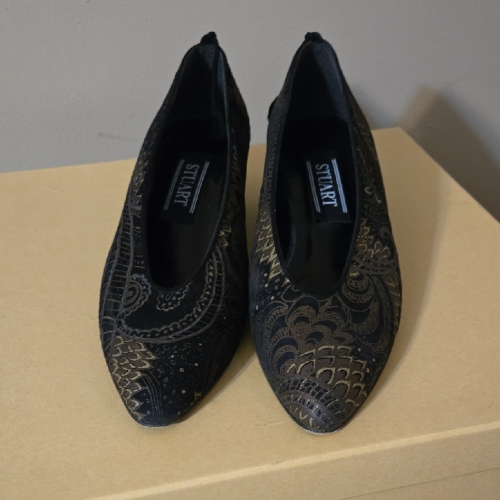 Stuart Weitzman Black and Gold Fabric Shoes with Ornate Design Size 8M